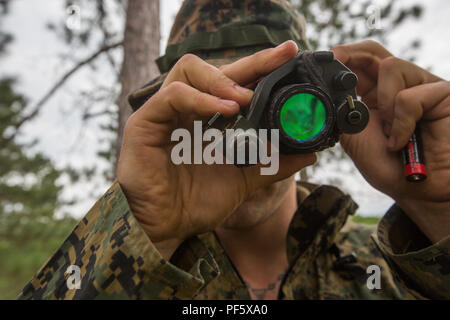 Le Sgt. David, un Bloxton avec sniper scout 3e Bataillon, 25e Régiment de Marines, inspecte son dispositif de vision avant de pratiquer des exercices de patrouille pendant l'exercice Northern Strike au Camp Grayling, Michigan, le 11 août, 2018. Camp de l'Arctique, le plus grand centre de la Garde nationale dans le pays couvrant 147 000 hectares, offre de nombreuses grosses pièces d'artillerie, de mortiers, de chars et les cours de manœuvre. (U.S. Marine Corps photos du Cpl. Niles Lee) Banque D'Images