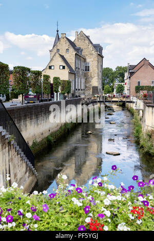 Canal dans le centre de Valkenburg dans le sud de l'Hollande Banque D'Images