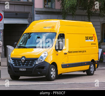 Un van jaune de La Poste Suisse stationné sur Gessnerallee street dans la ville de Zurich, Suisse Banque D'Images