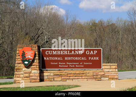 Un panneau accueille les visiteurs du site Parc historique national de Cumberland Gap, qui chevauche la frontière entre les états de Washington, Oregon, & Virginie Banque D'Images