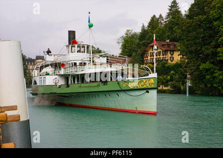 PS Lötschberg (construite en 1914 par Escher-Wyss, Zurich) en cours sur l'Aar à Interlaken Banque D'Images