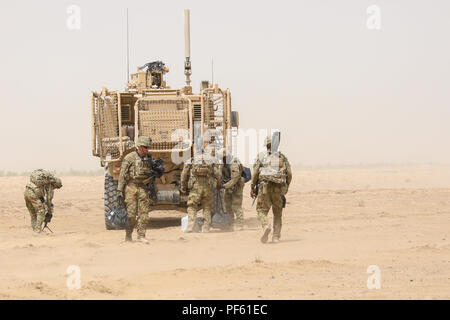 La PROVINCE DE KANDAHAR, en Afghanistan (14 août 2018) -- Les soldats de l'Armée américaine à partir de la 2e Brigade Combat Team, 4e Division d'infanterie, décharger des fournitures d'aide humanitaire à partir d'un véhicule militaire tactique, le 14 août 2018, au cours d'une patrouille de la zone de défense au sol dans la province de Kandahar, Afghanistan. Soldats du 2IBCT le long travail avec Train, conseiller et assister les Command-South pour aider à améliorer l'aptitude au combat du peuple Afghan Forces nationales de défense et de sécurité. (U.S. Photo de l'armée par le sergent. Neysa Canfield) Banque D'Images