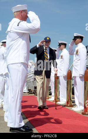 180815-N-JE719-0279 (août Norfolk, Va. 15, 2018) L'Honorable John Warner salue comme il marche sur le côté des garçons à la suite de l'USS John Warner (SSN 785) Cérémonie de passation de commandement. Le cmdr. William Wiley soulagé le Cmdr. Burt Canfield comme commandant de John Warner. (U.S. Photo par marine Spécialiste de la communication de masse de 1re classe Jeffrey M. Richardson/libérés) Banque D'Images