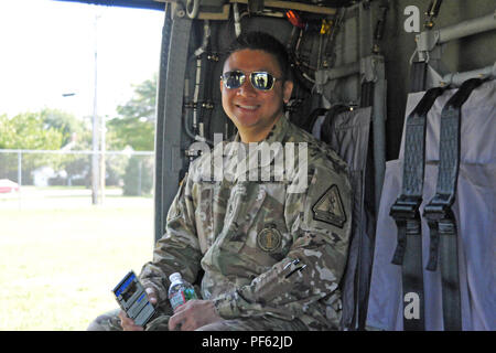 Le s.. Shawn avec l'Nguyen le recrutement et maintien en poste bataillon se prépare à un vol d'hélicoptère. Réengagés récemment des soldats de la Garde nationale du New Jersey ont eu droit à un vol d'incitation à bord d'un Blackhawk UH60, 10 août 2018 au Centre de formation de la Garde nationale dans la région de Sea Girt, New Jersey. Pour honorer leur engagement à la Garde nationale du New Jersey, ces soldats ont eu l'occasion de voler à bord de l'hélicoptère pendant que les pilotes menées nap-de-la-terre formation aérienne. (U.S. Photo de la Garde nationale par le sergent. Armando Vasquez/libérés) Banque D'Images