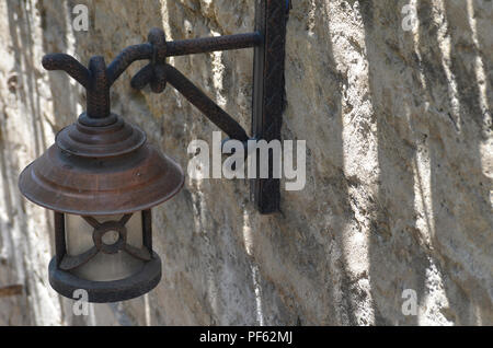 Le fer forgé lampe de rue dans la vieille ville de Bakou Banque D'Images