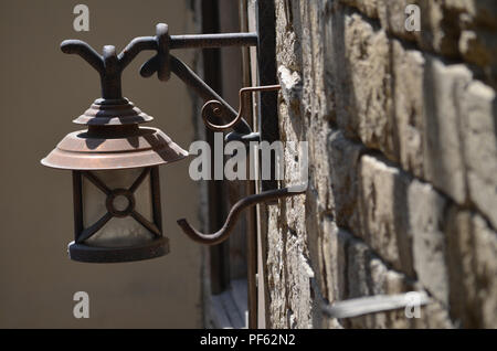 Le fer forgé lampe de rue dans la vieille ville de Bakou Banque D'Images