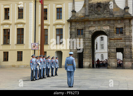Cérémonie de la relève de la garde au Château de Prague, République tchèque. Banque D'Images