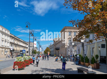 Krakowskie Przedmiescie, principal boulevard dans le centre ville, avec l'Université de Varsovie, vers la droite, Varsovie, Pologne Banque D'Images