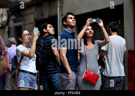 Les touristes de prendre des photos sur leurs smartphones. Barcelone, Espagne. Banque D'Images