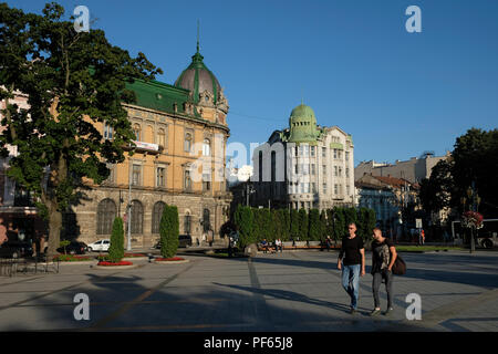 19e siècle, les maisons le long de l'Avenue Svobody dans la partie historique de la ville de Lviv dans l'ouest de l'Ukraine Banque D'Images