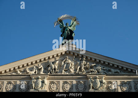 Au cours de la gloire Sculpture Solomiya Krushelnytska Lviv Théâtre d'opéra et de Ballet construit dans la tradition classique avec l'aide de formes et de détails de l'architecture Renaissance et Baroque, également connu sous le nom de style néo-Renaissance Viennois situé dans la partie historique de la ville de Lviv dans l'ouest de l'Ukraine Banque D'Images