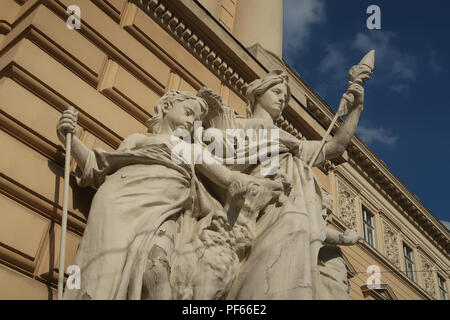 Sculptures décorant façade de l'Université nationale Ivan Franko de Lviv datant de 1661 dans la ville de Lviv dans l'ouest de l'Ukraine Banque D'Images