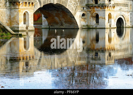 Pont sur le lac, Blenheim Palace, à l'automne Banque D'Images