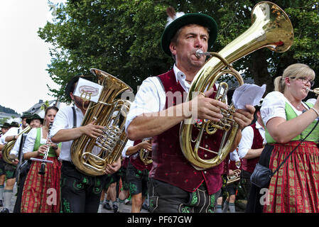 D'Usseln, Allemagne - 30 juillet 2018 - Marching Band bavarois en costume traditionnel jouant cuivres lors d'un défilé Banque D'Images