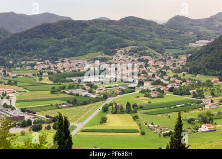 Village de Follina vu de Castelbrando, dans la région de vin Prosecco, Italie Banque D'Images