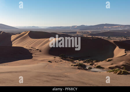 Vue aérienne de dunes du désert rouge dans la lumière du matin à Sossusvlei, Namibie Banque D'Images