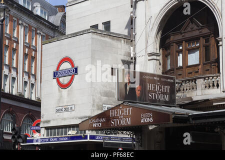 Métro Leicester square et la publicité de la hauteur de la tempête, Londres Banque D'Images