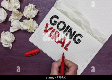 Texte de l'écriture allant d'origine virale. Sens Concept image video ou un lien qui se propage rapidement par la Man holding marker page notebook pa chiffonné Banque D'Images
