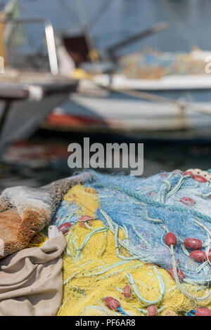 La pile ou le tas de couleurs vives ou des filets de pêche colorés du côté du port ou un mur à kassiopi sur l'île grecque de Corfou en Grèce. Banque D'Images