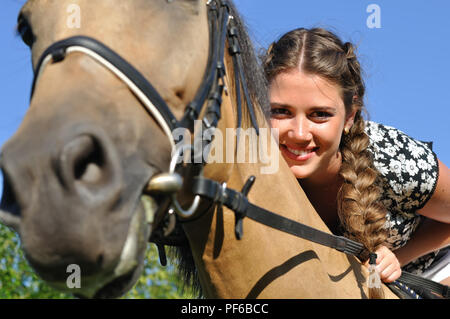 Jeune femme séduisante l'équitation de journée ensoleillée, looking at camera Banque D'Images