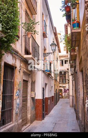 En montant une étroite rue pavée en vide traditionnelle de Grenade, Andalousie, Espagne dans la journée Banque D'Images