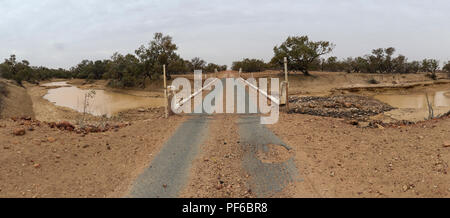 Une voie typique pont sur une rivière de l'outback Queensland, Australie Banque D'Images