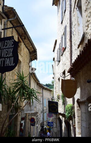 Des scènes de rue et des enseignes des le village perché de Saint Paul de Vence, Provence, France Banque D'Images