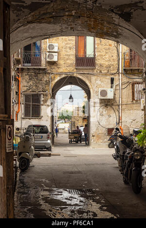 PALERME, SICILE, ITALIE - 21 MAI 2018 : petite cour dans le centre-ville vue par l'entrée voûtée Banque D'Images