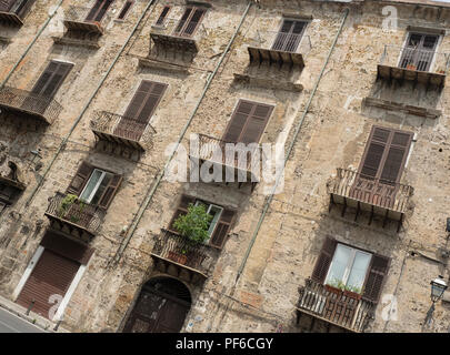 PALERME, SICILE, ITALIE - 21 MAI 2018 : immeuble d'appartements Banque D'Images