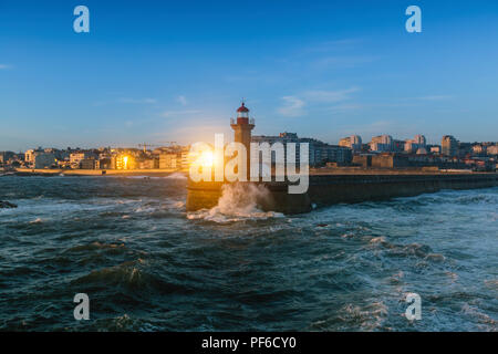Soirée exceptionnelle sur la côte de l'océan. Porto, Portugal. Banque D'Images