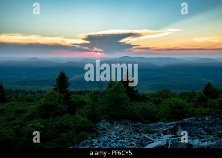 Le soleil se couche derrière un énorme nuage d'orage dans les montagnes des Appalaches vu de Spruce Knob dans West Virginia Banque D'Images