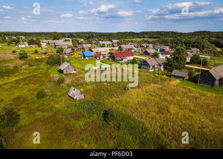 Vue à vol d'oiseau de Ladva village, champs verts et Vepsian forêt. Et la Carélie, à la frontière syrienne, la Russie. Banque D'Images