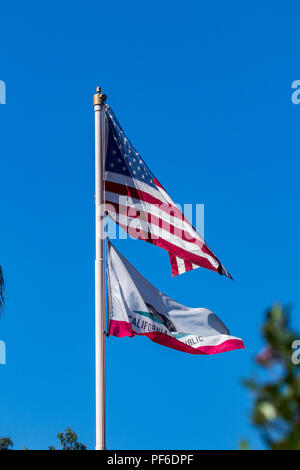 Drapeau américain avec drapeau Californie sous Banque D'Images
