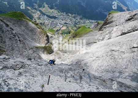 Escalade sur la via ferrata Gemmi-Daubenhorn, Leukerbad, Suisse, Europe Banque D'Images