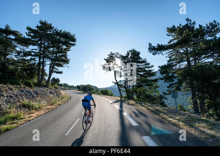 Randonnée à vélo jusqu'au Mont Ventoux, en France, en Europe, l'UNION EUROPÉENNE Banque D'Images