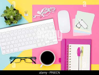 L'espace de travail de bureau mise à plat. Voir photo en haut de l'espace de travail avec un clavier, le bloc-notes et de café sur fond de couleur pastel. Travail étudiant 24 c Banque D'Images