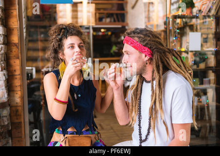 L'homme et la femme hippie tequila potable prévues week-end à bar Banque D'Images