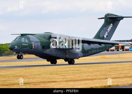 Avion à réaction de transport Embraer KC-390 au Farnborough International Airshow FIA, aviation, salon aéronautique. Décollage Banque D'Images