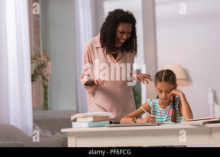 Malheureuse femme en colère en criant à sa fille Banque D'Images