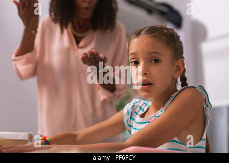 Triste cute little girl looking at you Banque D'Images