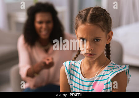 Triste cute girl looking at you à la maison Banque D'Images