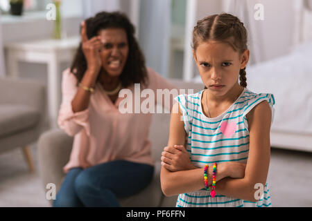 Triste triste fille tournant le dos à la mère Banque D'Images