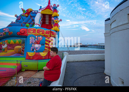 Fête foraine de couleur vive sur le front de mer en Angleterre Worthing Banque D'Images