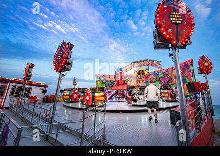 Fête foraine de couleur vive sur le front de mer en Angleterre Worthing Banque D'Images