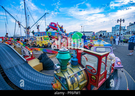 Fête foraine de couleur vive sur le front de mer en Angleterre Worthing Banque D'Images