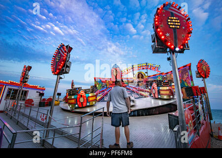 Fête foraine de couleur vive sur le front de mer en Angleterre Worthing Banque D'Images