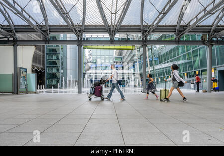 Personnes arrivant au terminal 5 de l'aéroport de Londres Heathrow, bâtiment pré-pandémique (2018), Angleterre, Royaume-Uni Banque D'Images