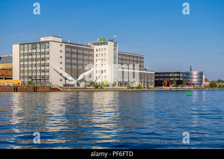 Vue sur la Spree jusqu'à l'Université des sciences appliquées ( Hochschule für Technik und Wirtschaft - HTW) pendant l'été 2018, Berlin, Allemagne Banque D'Images