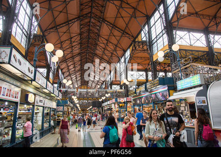 Budapest, Hongrie. 15 août, 2018. Les consommateurs et touristes se mêlent au style néo-gothique Nagyvásárcsarnok (Grande halle). Banque D'Images