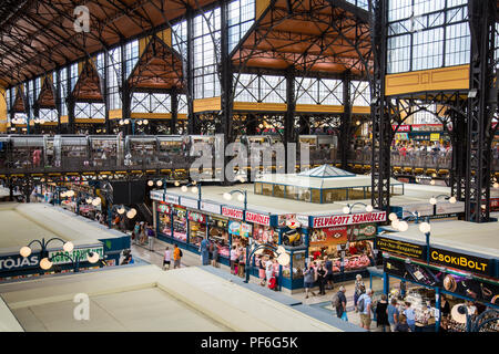 Budapest, Hongrie. 15 août, 2018. Les consommateurs et touristes se mêlent au style néo-gothique Nagyvásárcsarnok (Grande halle). Banque D'Images